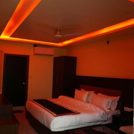 Hotel Shivoy Grand Варанаси Экстерьер фото
