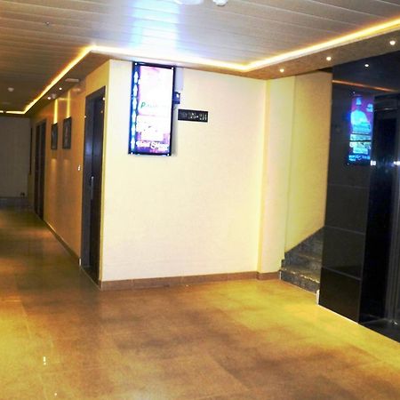 Hotel Shivoy Grand Варанаси Экстерьер фото