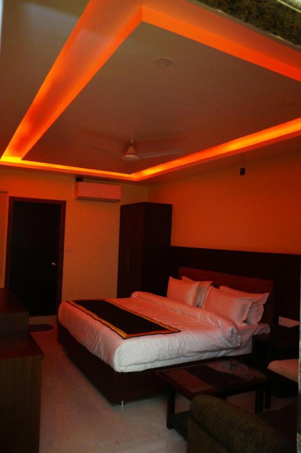 Hotel Shivoy Grand Варанаси Экстерьер фото