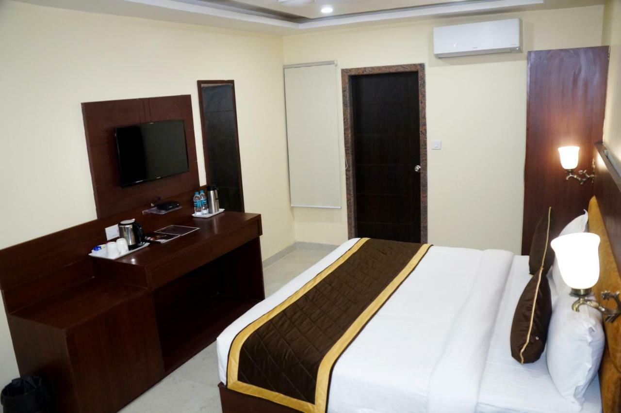 Hotel Shivoy Grand Варанаси Экстерьер фото
