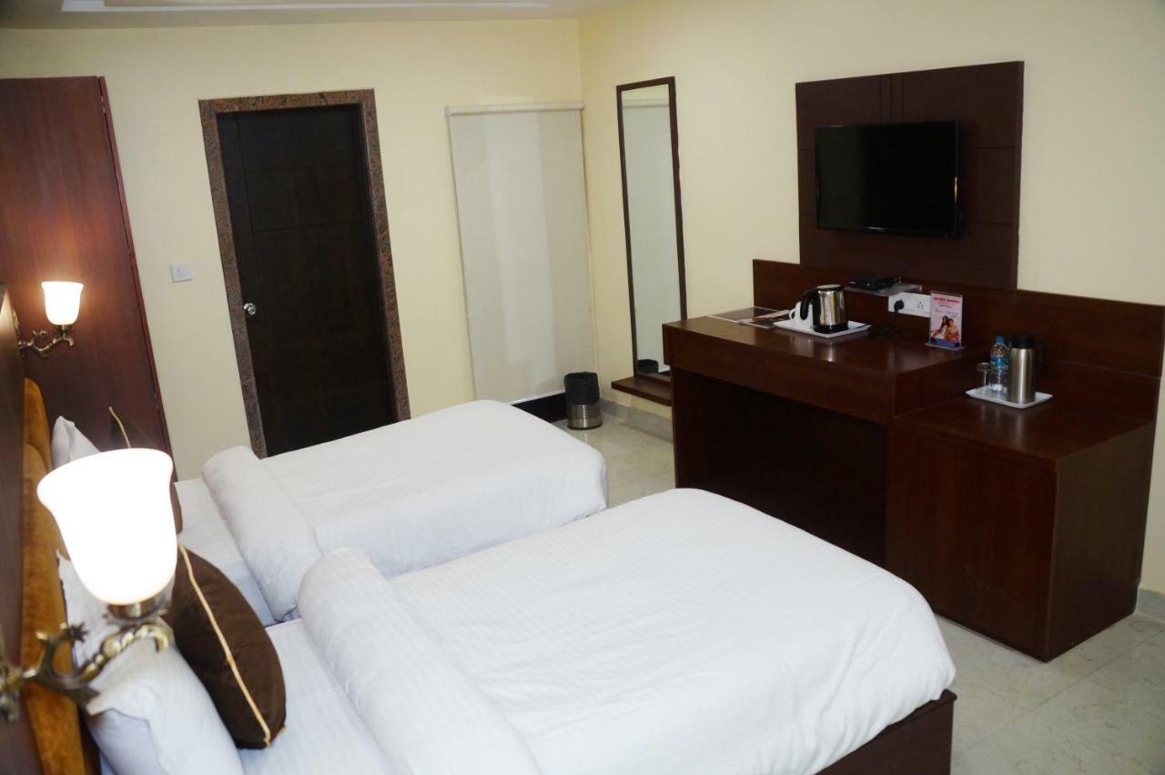 Hotel Shivoy Grand Варанаси Экстерьер фото