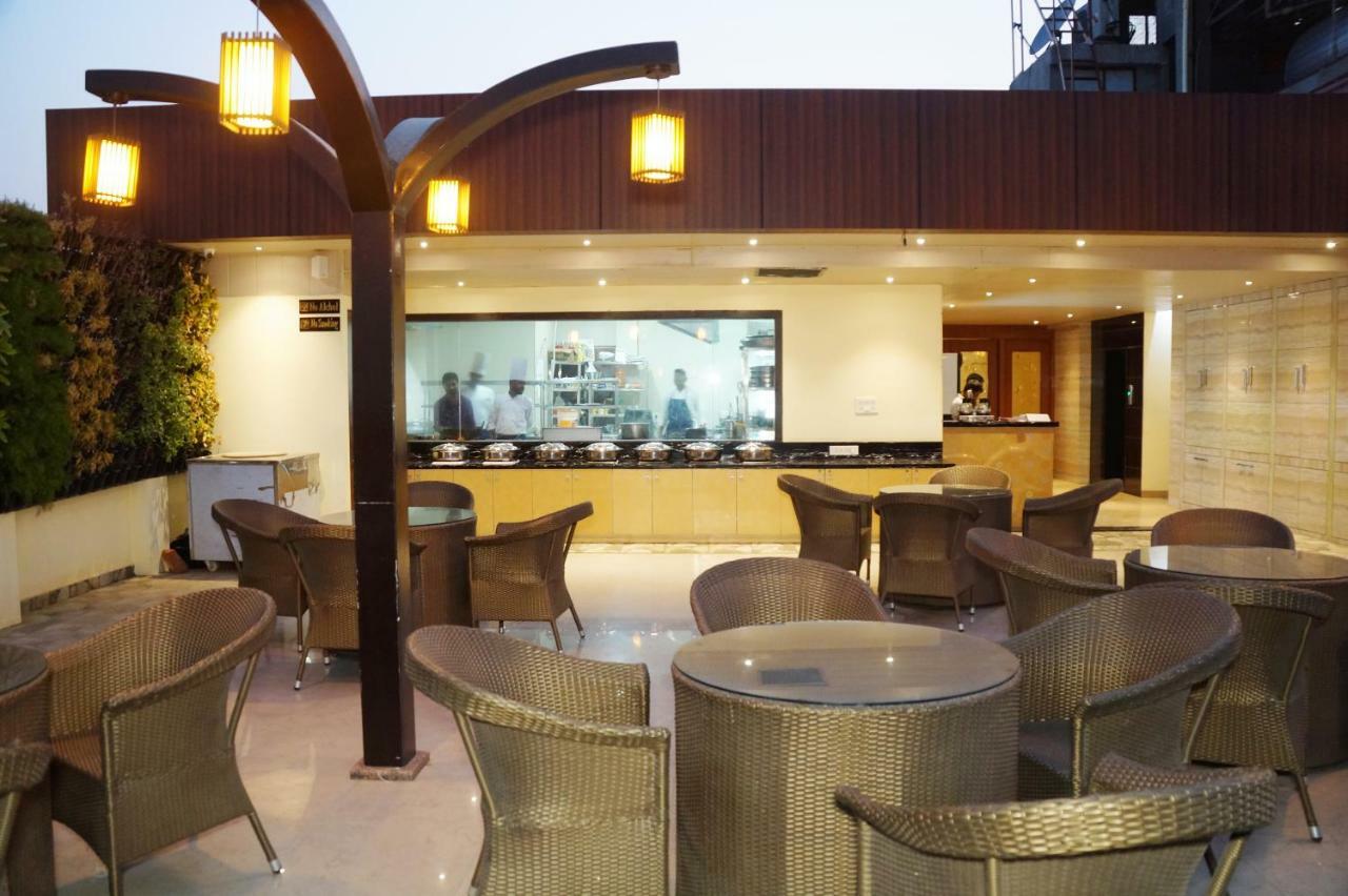 Hotel Shivoy Grand Варанаси Экстерьер фото
