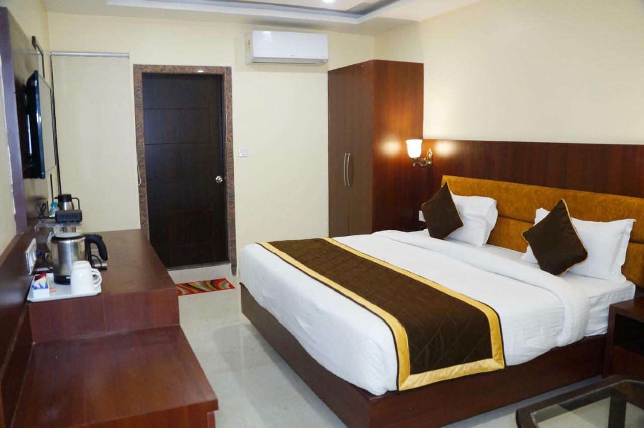 Hotel Shivoy Grand Варанаси Экстерьер фото