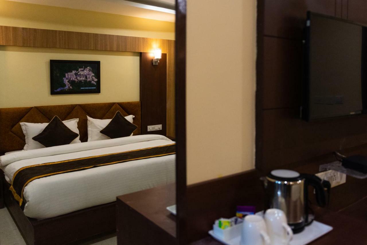 Hotel Shivoy Grand Варанаси Экстерьер фото