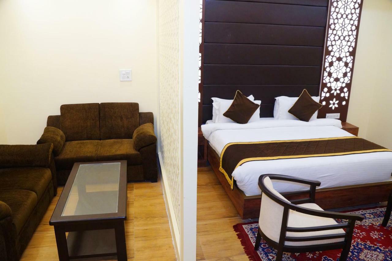 Hotel Shivoy Grand Варанаси Экстерьер фото
